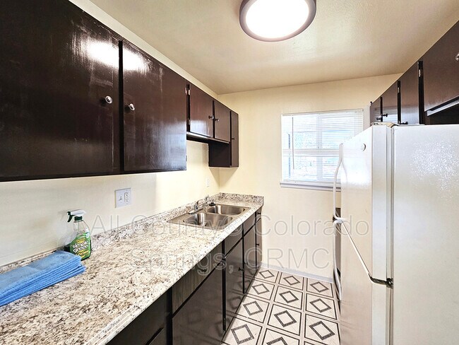 Building Photo - 1129 Cree Dr