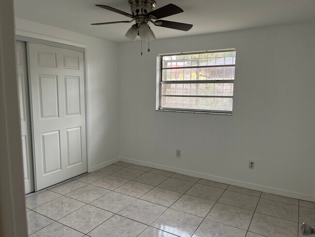 Bedroom - 2703 W Osborne Ave