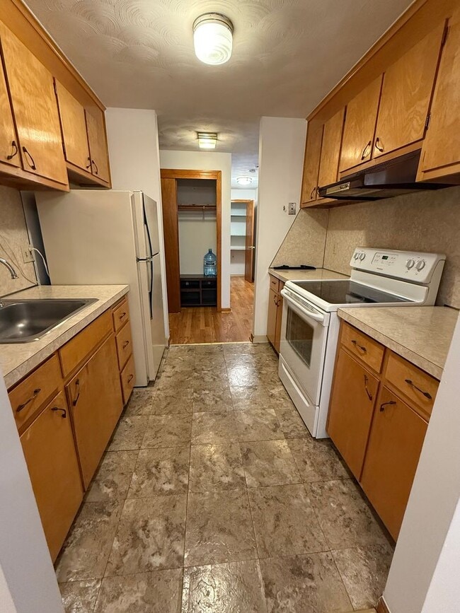 Building Photo - 490 Burritt St