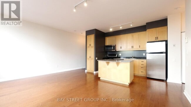 Building Photo - 33-3333 Sheppard Ave E
