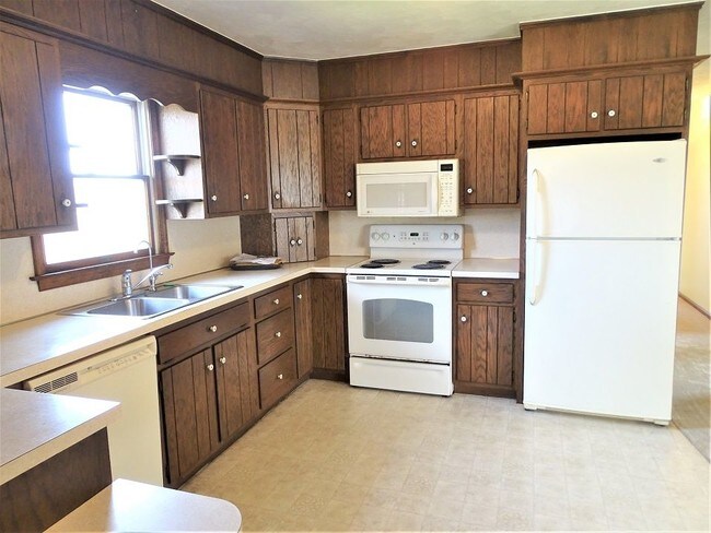 Building Photo - 355 E Mount Airy Rd