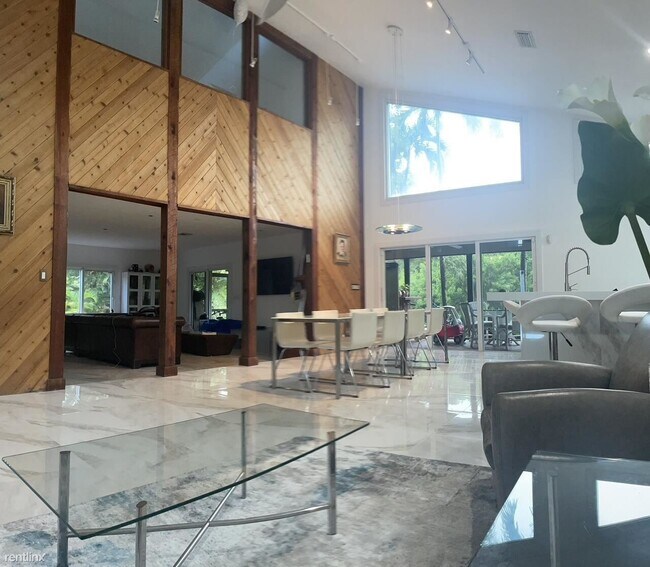 Foto del edificio - 3 br, 3 bath House - 4121 NW 5th Ave