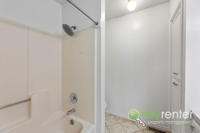 Building Photo - 3 Bedroom 2 Bathroom Family Ready Home