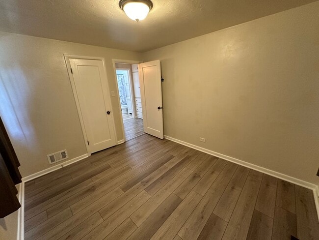 Building Photo - Recently updated 2-bedroom, 1-bath unit in a well-maintained Englewood fourplex w/ a shared yard!...