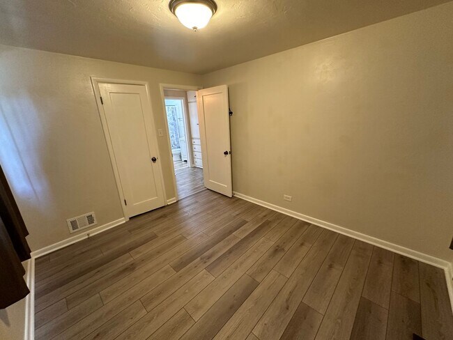 Foto del edificio - Recently updated 2-bedroom, 1-bath unit in a well-maintained Englewood fourplex w/ a shared yard!...