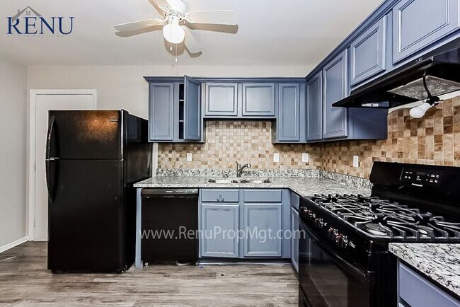 Foto del edificio - Now available 4 bedrooms 2 baths
