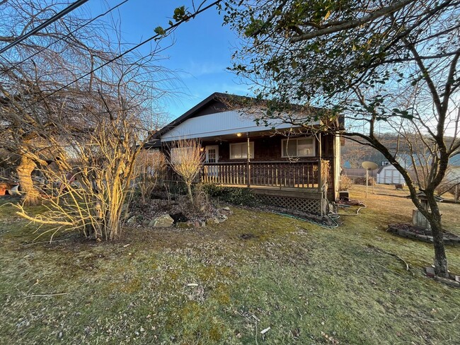 Foto del edificio - Spacious single family home with fenced ba...