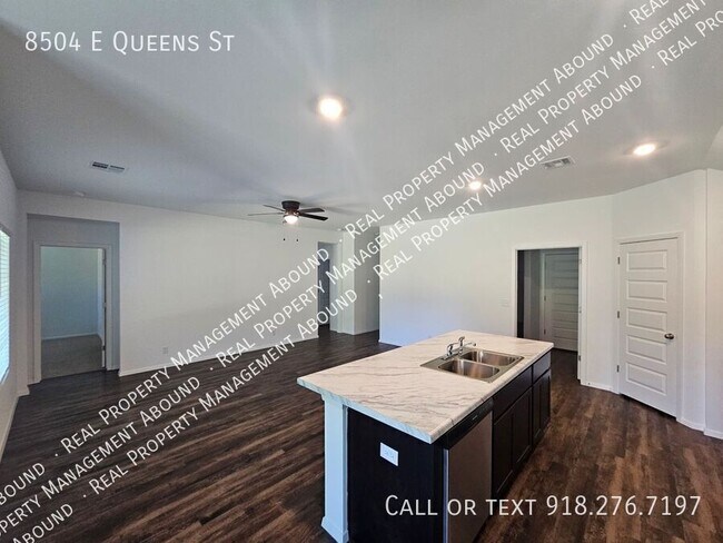 Building Photo - 8504 E Queens St