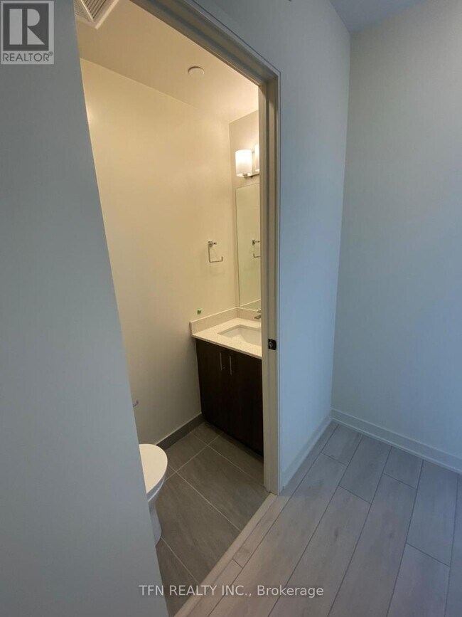 Photo du bâtiment - 8010 Derry Rd