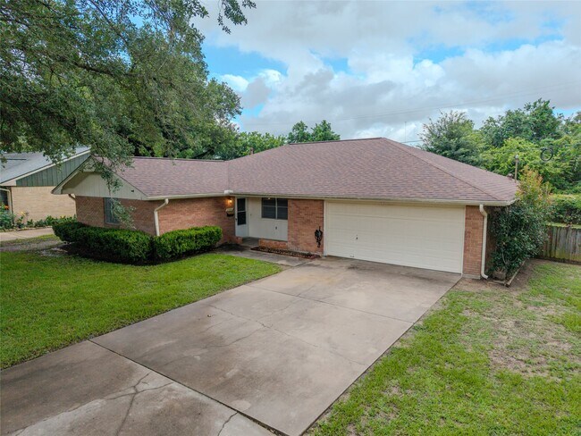 Foto del edificio - 2308 Hillcrest Dr