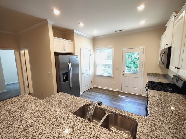 Building Photo - Beautiful Home located in the Starmount Co...