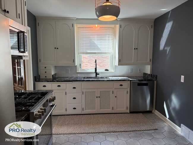 Building Photo - 2 Bedroom Upper Level Duplex Unit