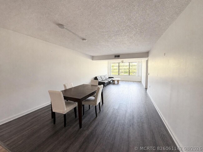 Foto del edificio - 6025 Balboa Cir