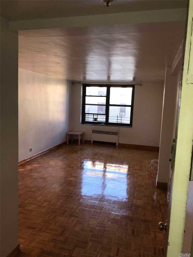 Foto del edificio - 86-15 Dongan Ave