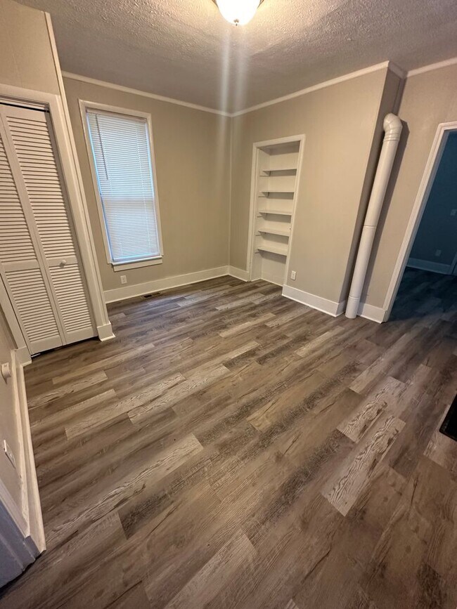 Foto del edificio - Single Level 1 BD + bonus room. NEW EVERYT...