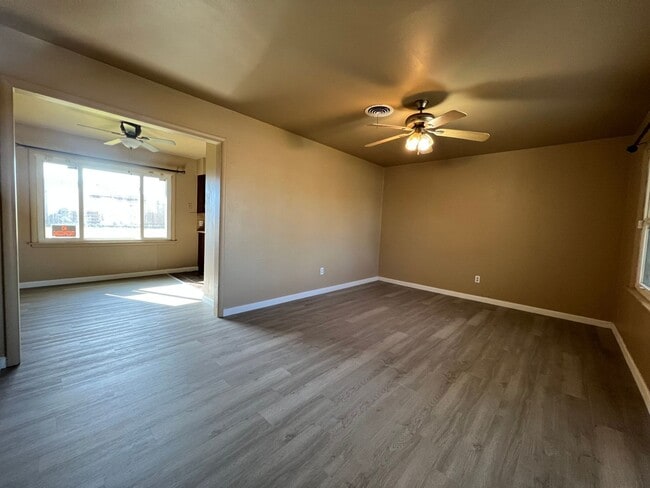 Foto del edificio - 3818 NW Bell- AVAILABLE NOW!