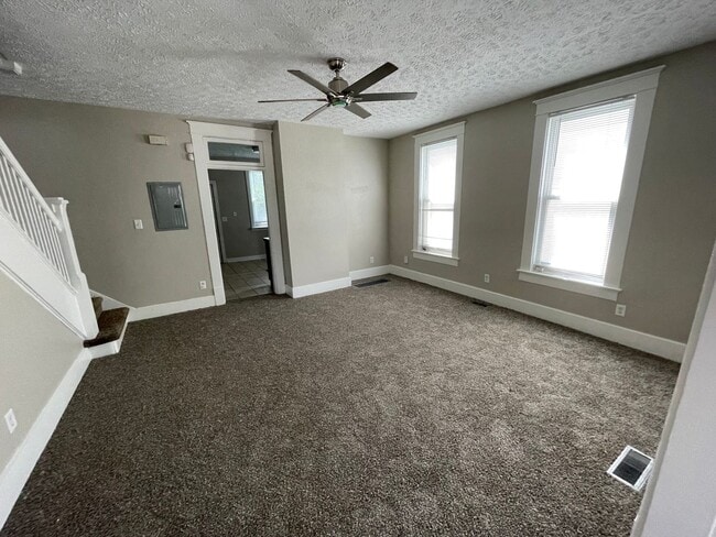 Building Photo - Remodeled 2 Bedroom
