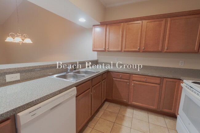 Building Photo - 3 Bedroom End Unit w/ Screened-In Balcony