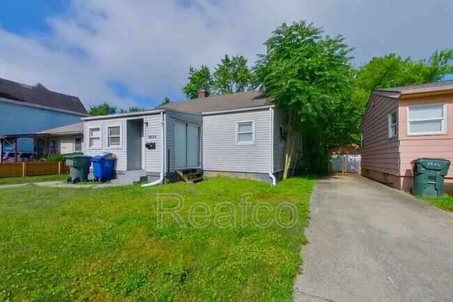 Building Photo - 2639 Hiawatha St