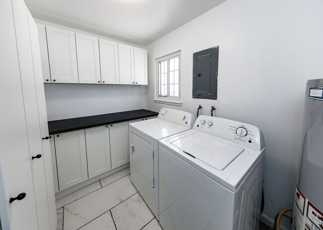 Building Photo - Spacious Ranch Living – 3 Beds, 2 Baths, 2 Car Garage & Large Backyard