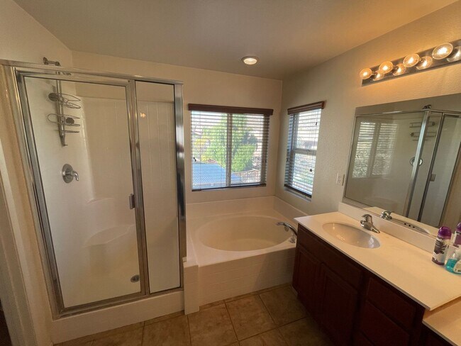 Foto del edificio - BEAUTIFUL 4 BEDROOM 3 BATHROOM HOME IN SYC...