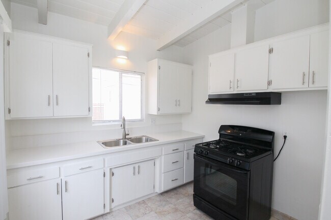 Building Photo - 1718 S Bundy Dr