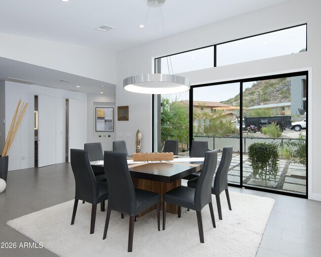 Building Photo - 2423 E Lincoln Cir