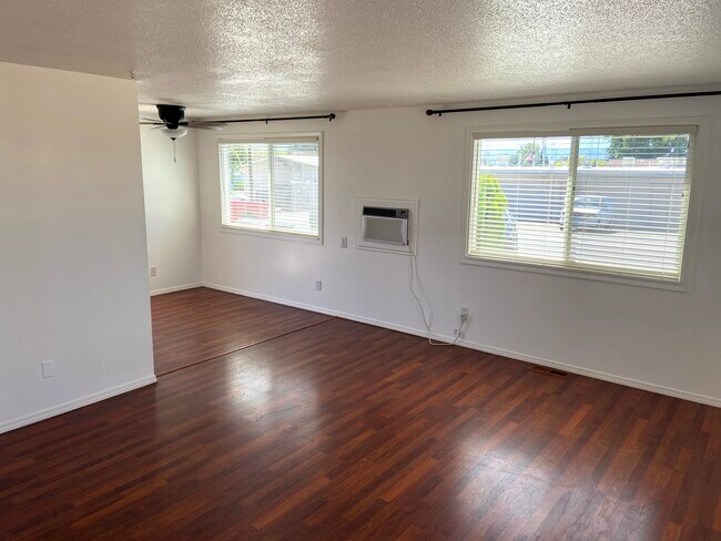 Living room - 417 S 66th Ave