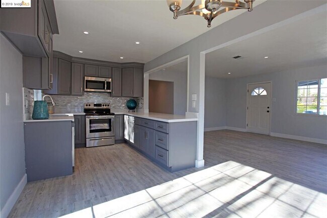 Foto del edificio - Clean/Remodeled 3 Bedroom 2 Bath with Large  Lot