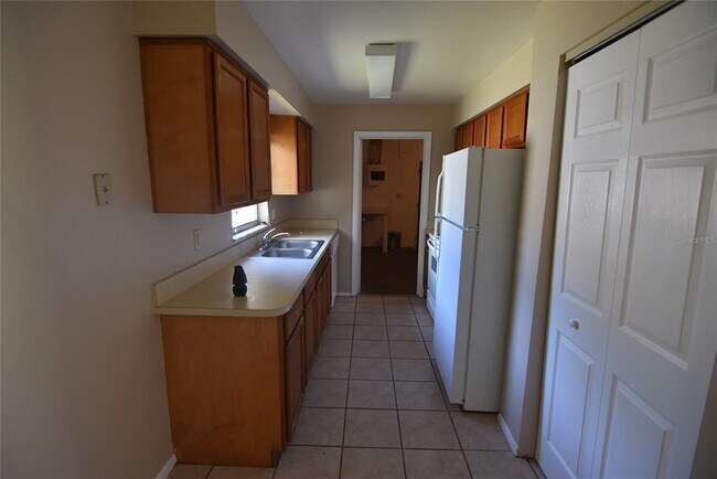 Foto del edificio - 423 Longwood Cir