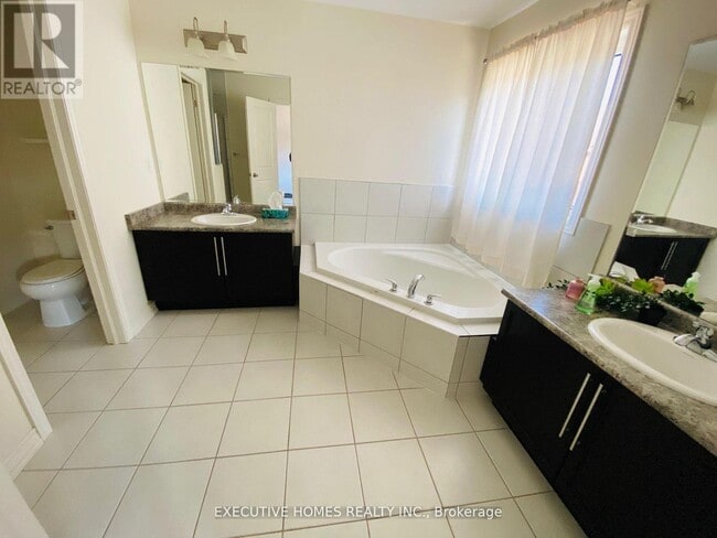 Building Photo - 17 Kempsford Cres