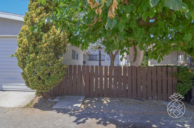 Building Photo - 5121 Irvington Pl