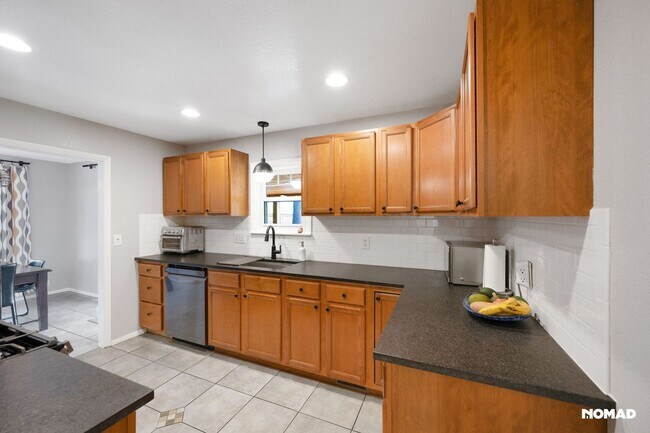Foto del edificio - Spacious 4BR House in South Denver