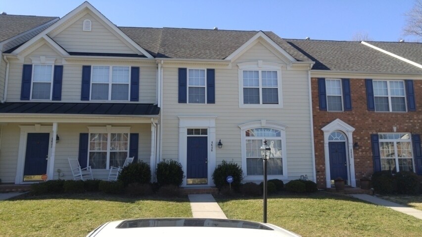 Primary Photo - Beautiful 3 BD 2.5 Bath Town Home