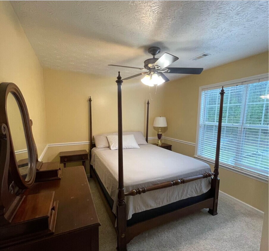 Foto principal - 145 Candlewood Dr