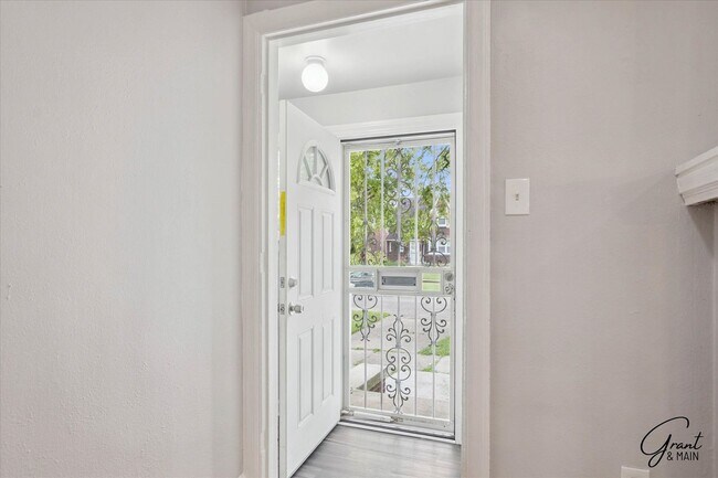 Foto del edificio - $1250 3 bedroom bungalow