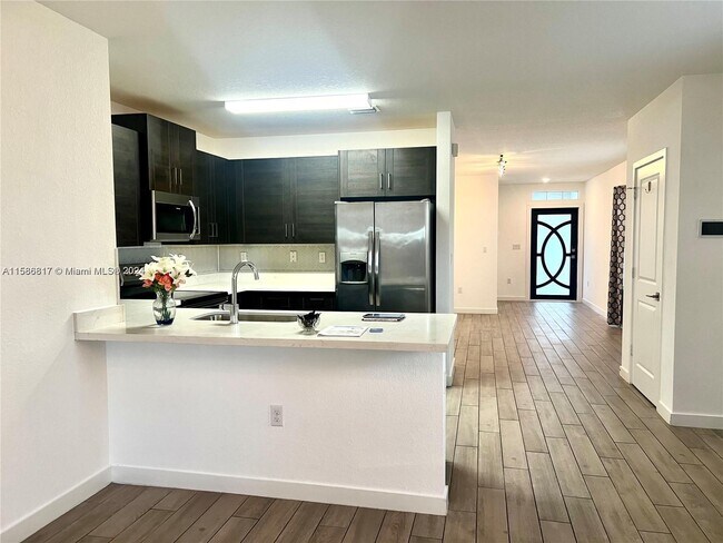 Foto del edificio - 561 NE 6th Ct