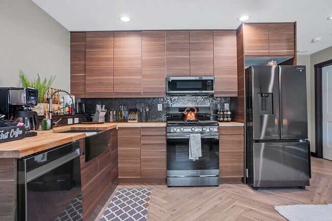 Foto del edificio - 5011 Charmwood Dr