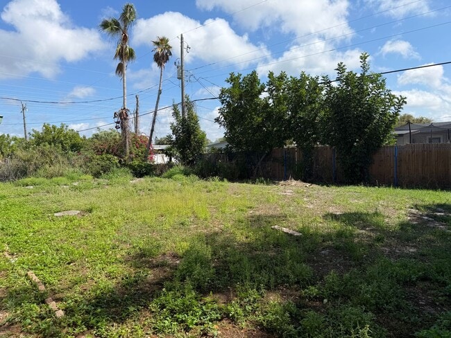 Foto del edificio - 2208 N Lockwood Ridge Rd