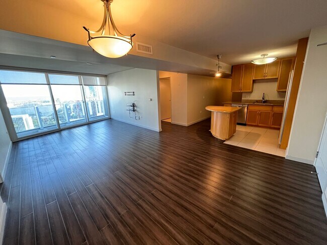 Building Photo - Moana Pacific (Honolulu/Ala Moana) 2 bedroom + den with central AC and 2 covered parking