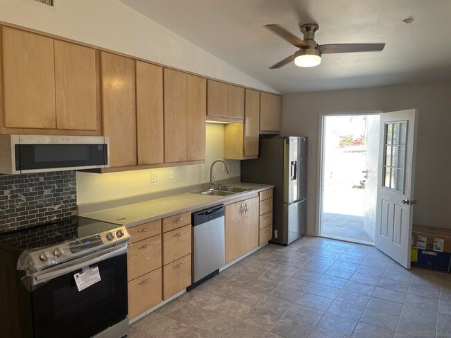 Building Photo - 2453 Ramona Dr