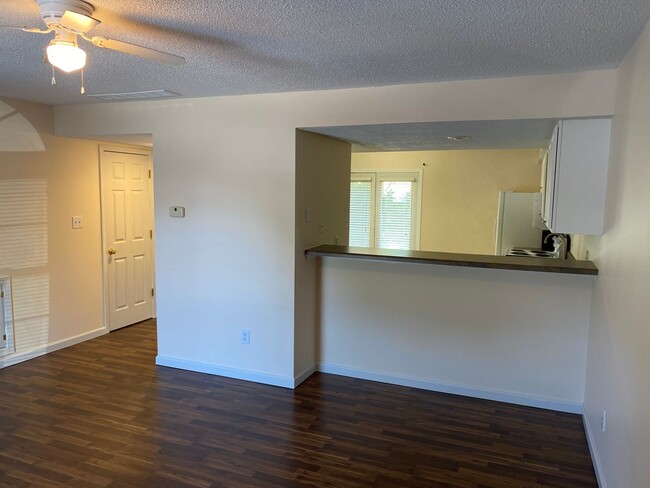 Building Photo - 3403 S Oaklawn Cir