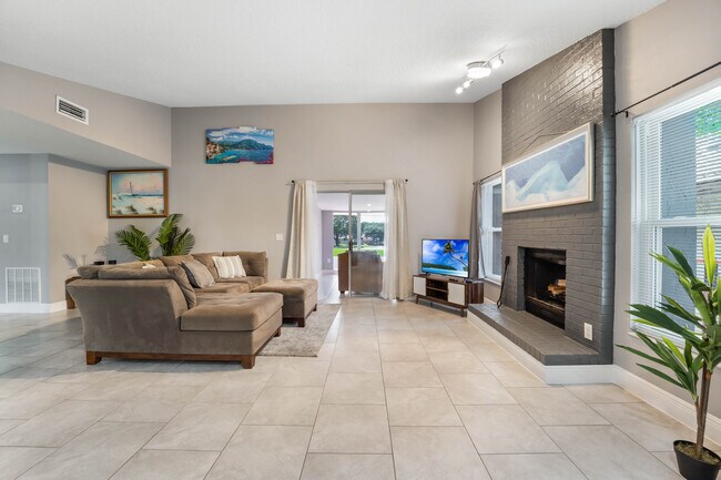 Building Photo - 2256 Greenview Cir