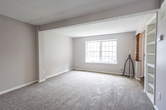 Building Photo - Lovely 3 BR/1 Full BA & 2 Half BA Townhome...