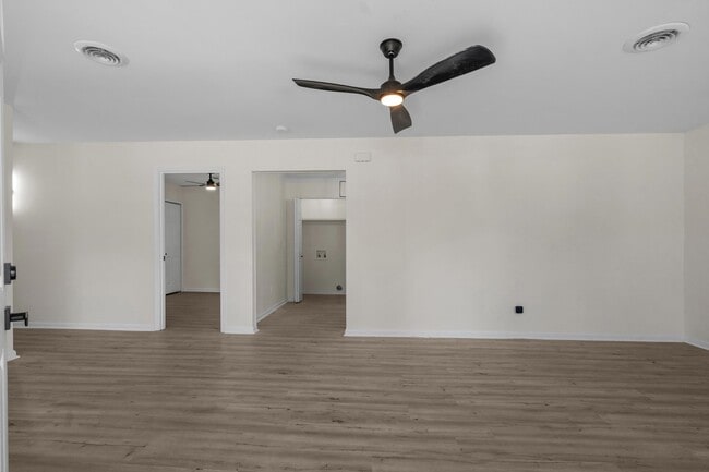 Building Photo - 1114 Temple St