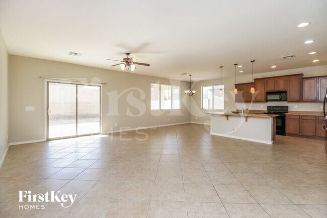 Building Photo - 635 W Desert Hills Dr