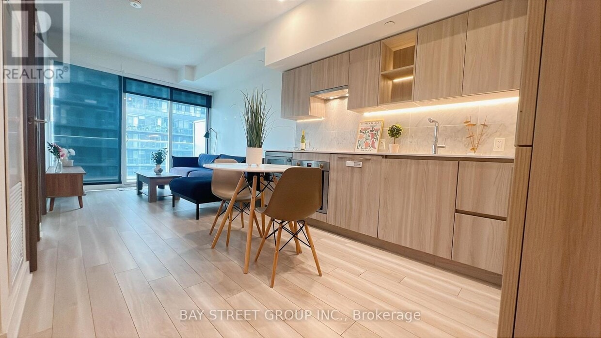 Primary Photo - 19 Bathurst St