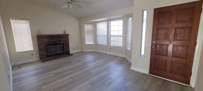 Foto del edificio - 8005 Cold Creek Ct