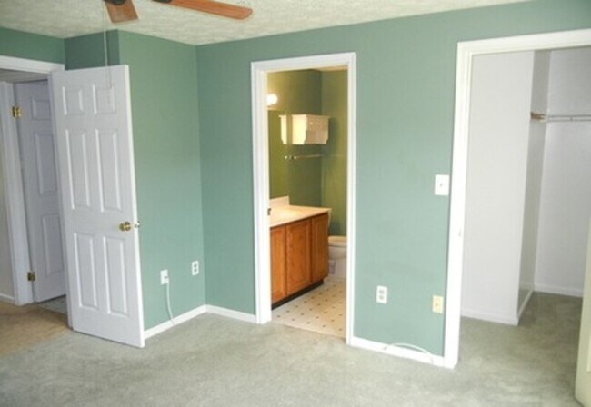 Building Photo - 723 Dayspring Dr