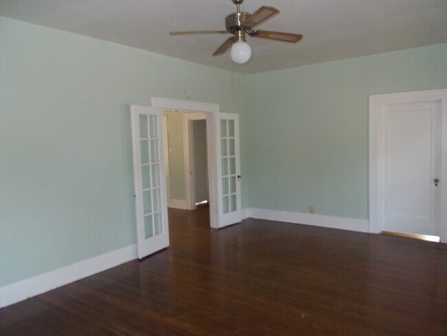 Building Photo - Spacious 2 Bedroom- 600 E. 41st- August Pr...